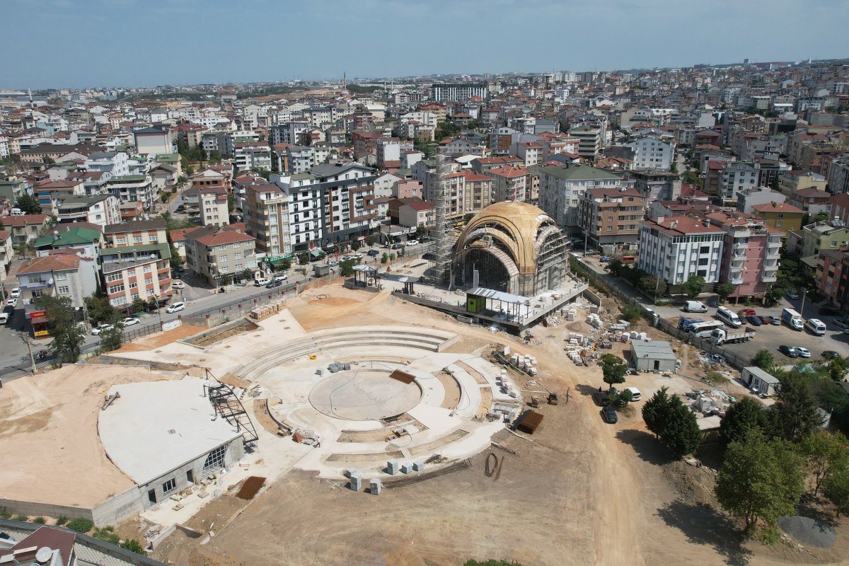 Kent meydanında çalışmalar hız kesmeden sürüyor