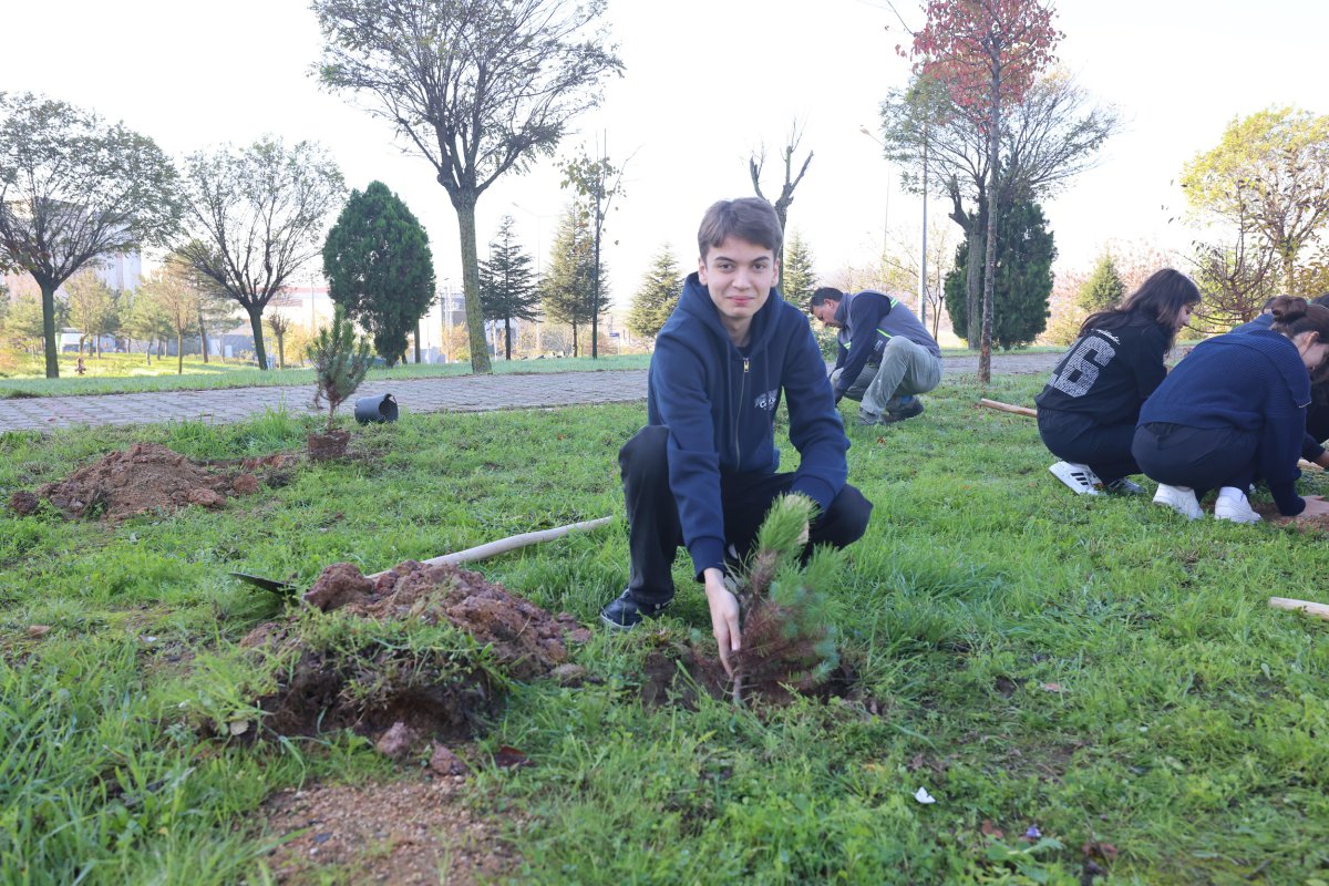 Çayırovalı öğrenciler, fidanları toprakla buluşturdu