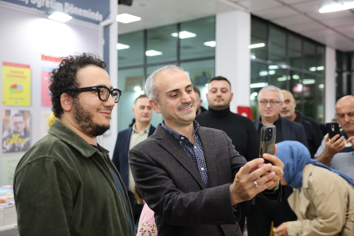  Erbaş, Çayırovalı sevenleriyle kitap günlerinde buluştu