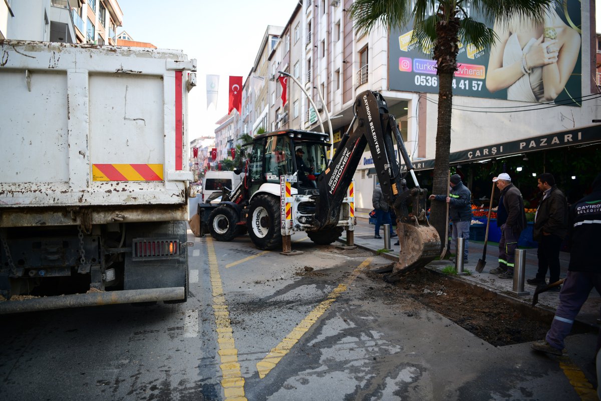 Fen İşleri ekipleri, Fatih Caddesi’nde bakım-onarım çalışması yaptı