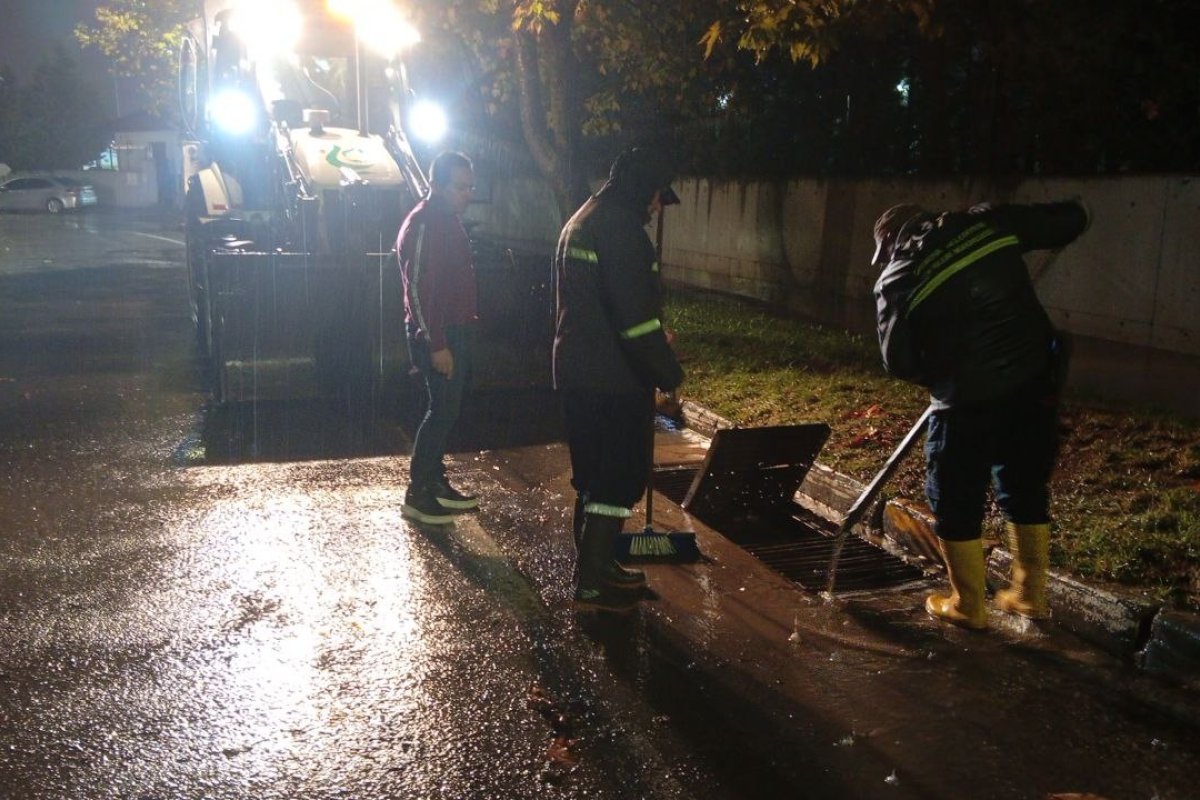  Fen işleri ekiplerinden yoğun yağmur mesaisi