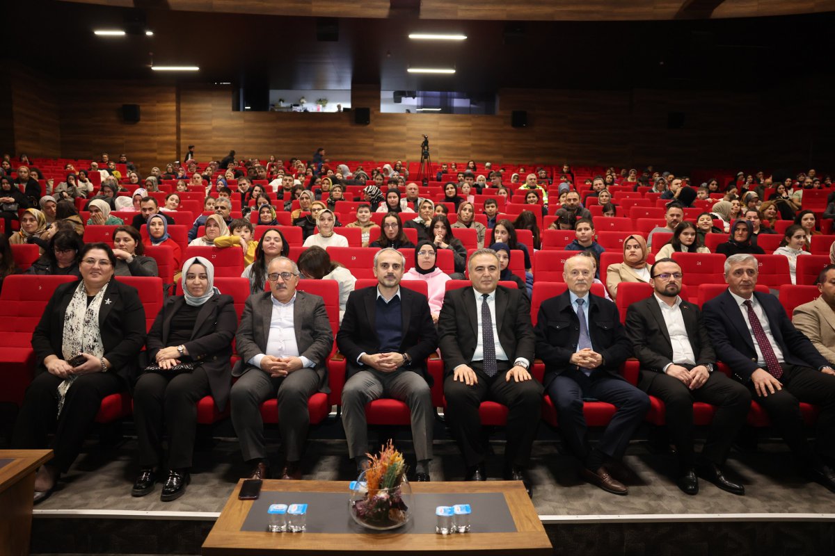 Çayırova’da bilgi evi öğrencileri, bilgilerini yarıştırdı