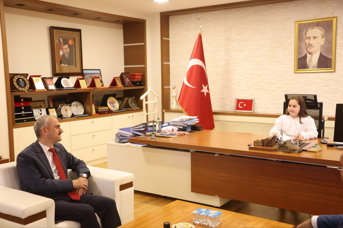 Başkan Çiftçi, koltuğunu minik başkana devretti