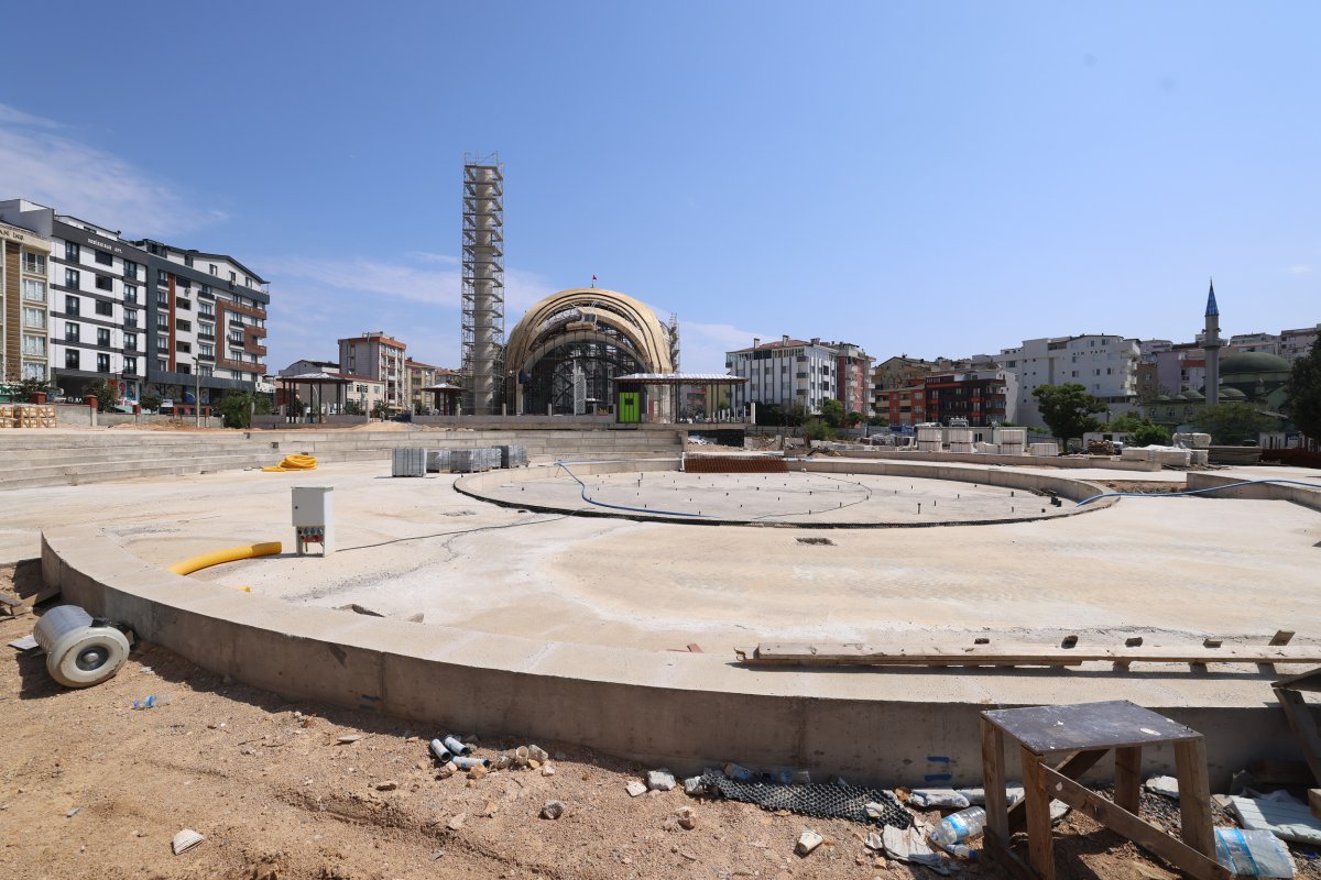 Kent meydanında çalışmalar hız kesmeden sürüyor