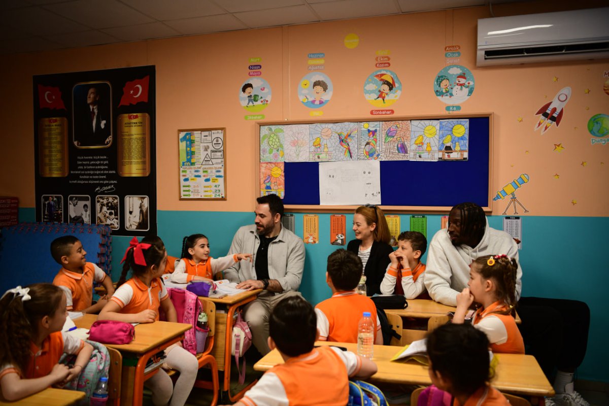 Şampiyon dev adamlar, Fuat Sezgin öğrencileriyle bir arada