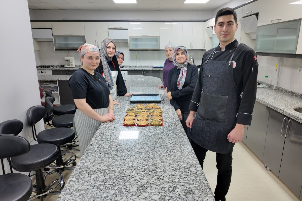 Yeni pasta şefleri eğitimlerine başladı