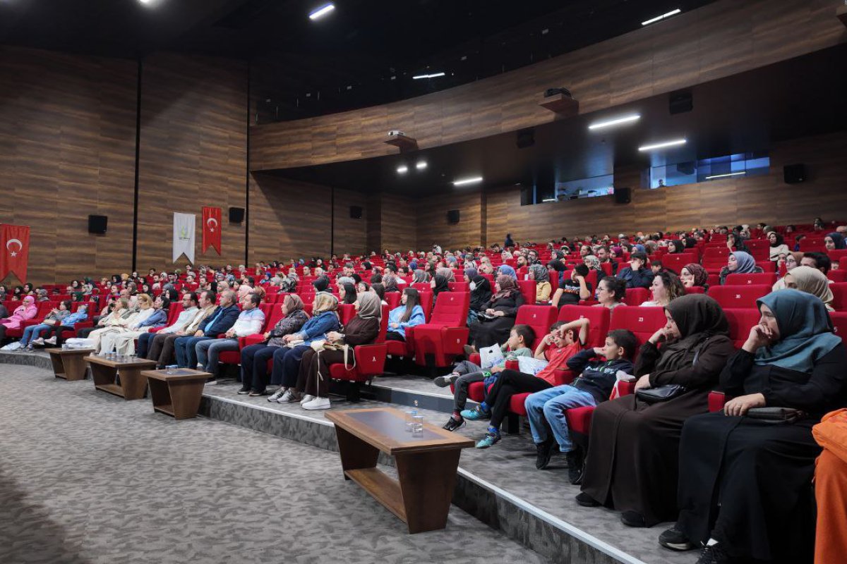  Nurullah Genç, kitap günlerinin  kapanışında okurlarıyla buluştu