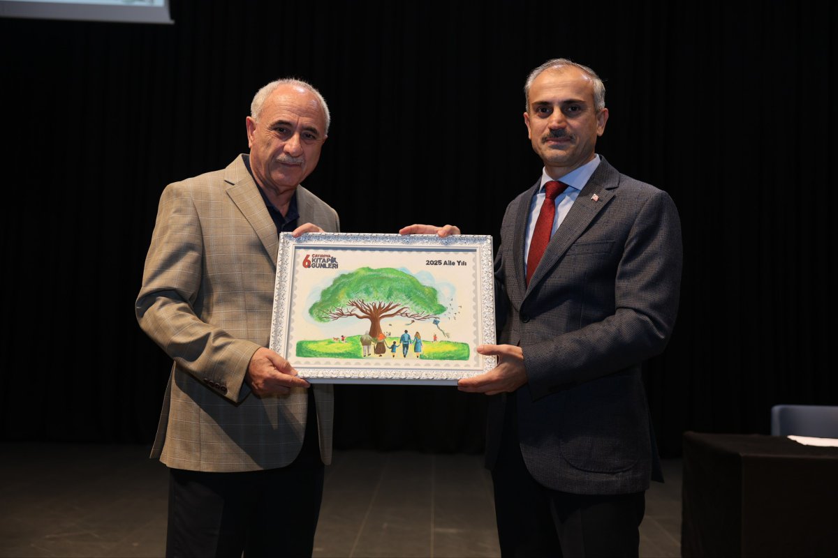  Nurullah Genç, kitap günlerinin  kapanışında okurlarıyla buluştu