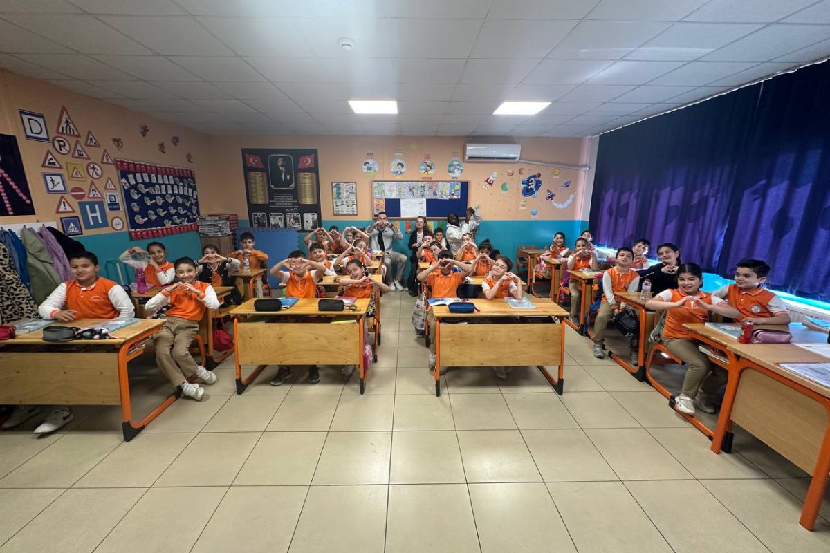 Şampiyon dev adamlar, Fuat Sezgin öğrencileriyle bir arada