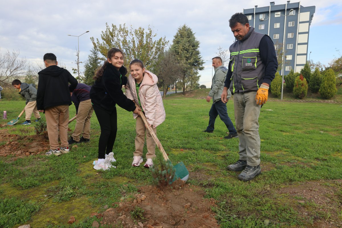 Çayırovalı öğrenciler, fidanları toprakla buluşturdu